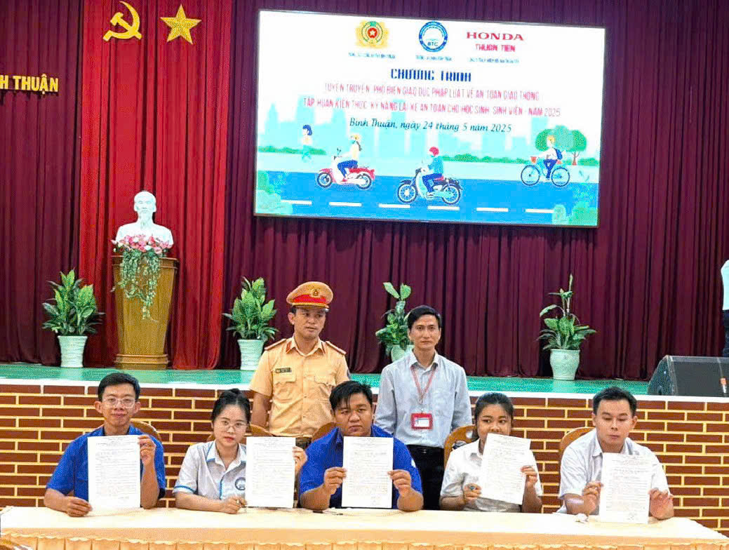 TUYÊN TRUYỀN, PHỔ BIẾN GIÁO DỤC PHÁP LUẬT VỀ AN TOÀN GIAO THÔNG; TẬP HUẤN KIẾN THỨC, KỸ NĂNG LÁI XE AN TOÀN CHO HỌC SINH, SINH VIÊN