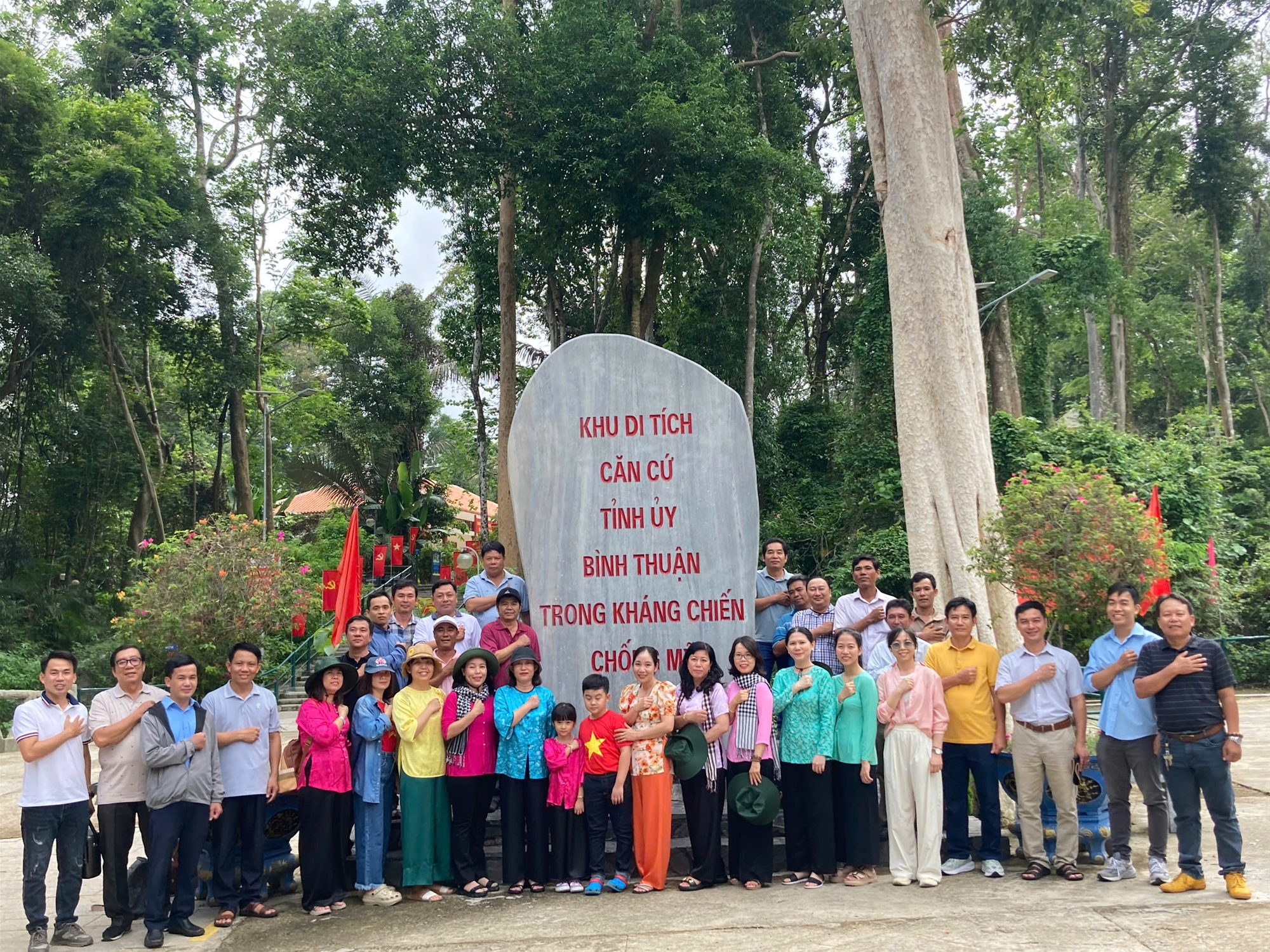 CHI BỘ 7 TỔ CHỨC HÀNH TRÌNH VỀ NGUỒN ĐẦY Ý NGHĨA TẠI KHU DI TÍCH CĂN CỨ TỈNH ỦY Ở SA LÔN