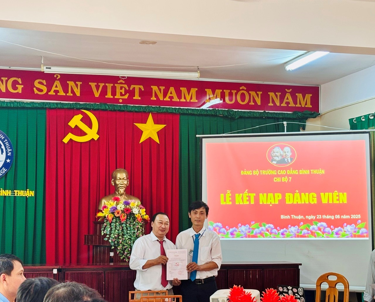 CHI BỘ 7 TỔ CHỨC LỄ KẾT NẠP ĐẢNG VIÊN MỚI