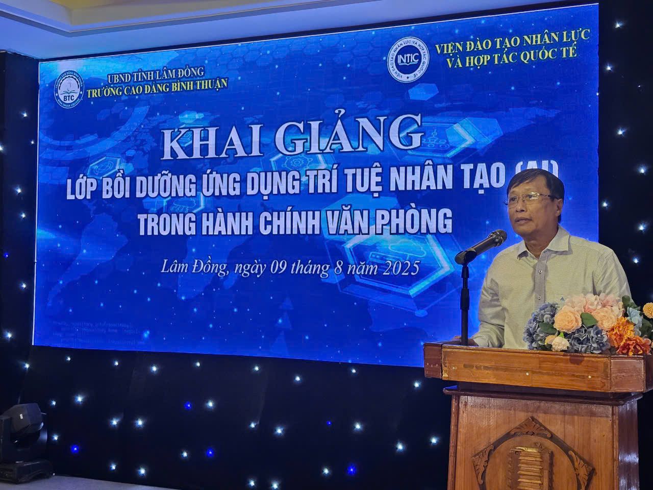 KHAI GIẢNG LỚP BỒI DƯỠNG “ỨNG DỤNG TRÍ TUỆ NHÂN TẠO TRONG HÀNH CHÍNH VĂN PHÒNG”.