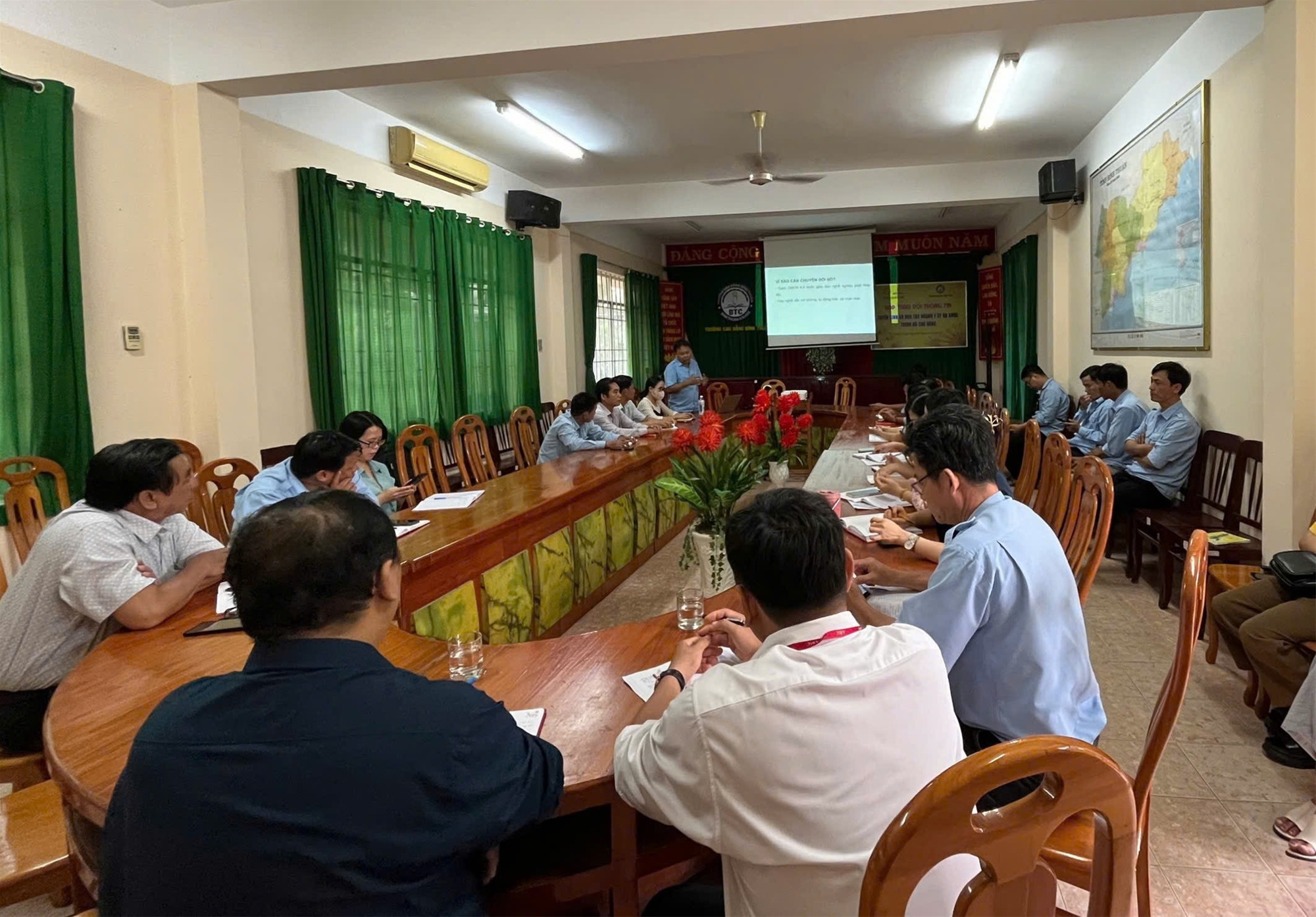 Chi bộ 7 sinh hoạt chuyên đề:  Đẩy mạnh chuyển đổi số trong quản lý và giảng dạy tại Trường Cao đẳng Bình Thuận