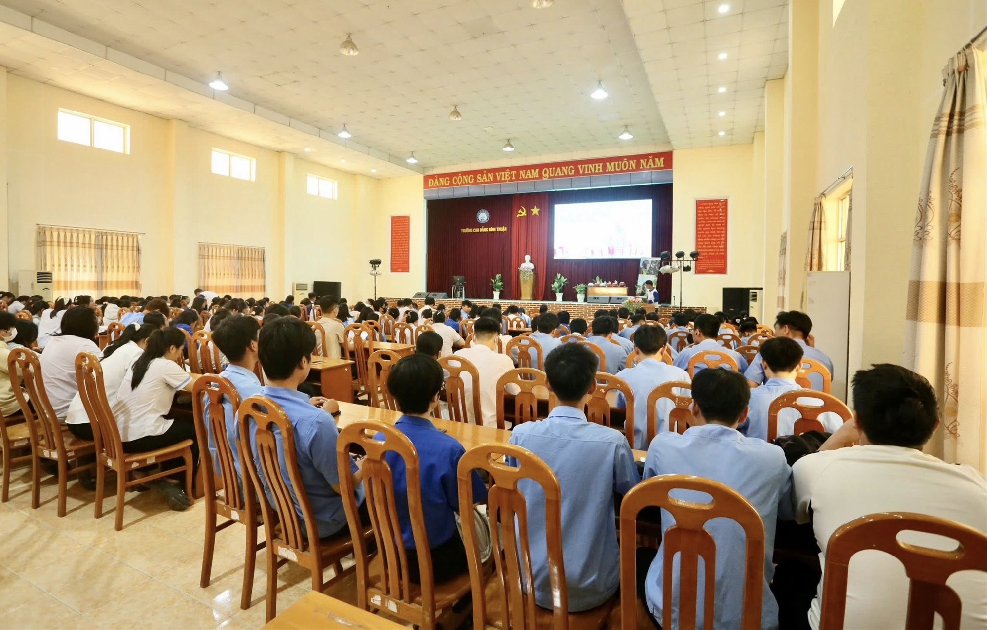 Trường Cao đẳng Bình Thuận tổ chức chương trình tuyên truyền, phổ biến giáo dục pháp luật và tập huấn kỹ năng lái xe an toàn cho học sinh, sinh viên năm 2026