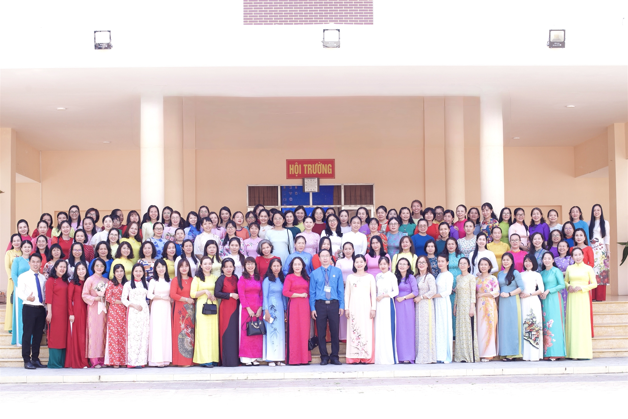 “Áo dài – Trao gửi yêu thương” Tôn vinh vẻ đẹp phụ nữ Trường Cao đẳng Bình Thuận