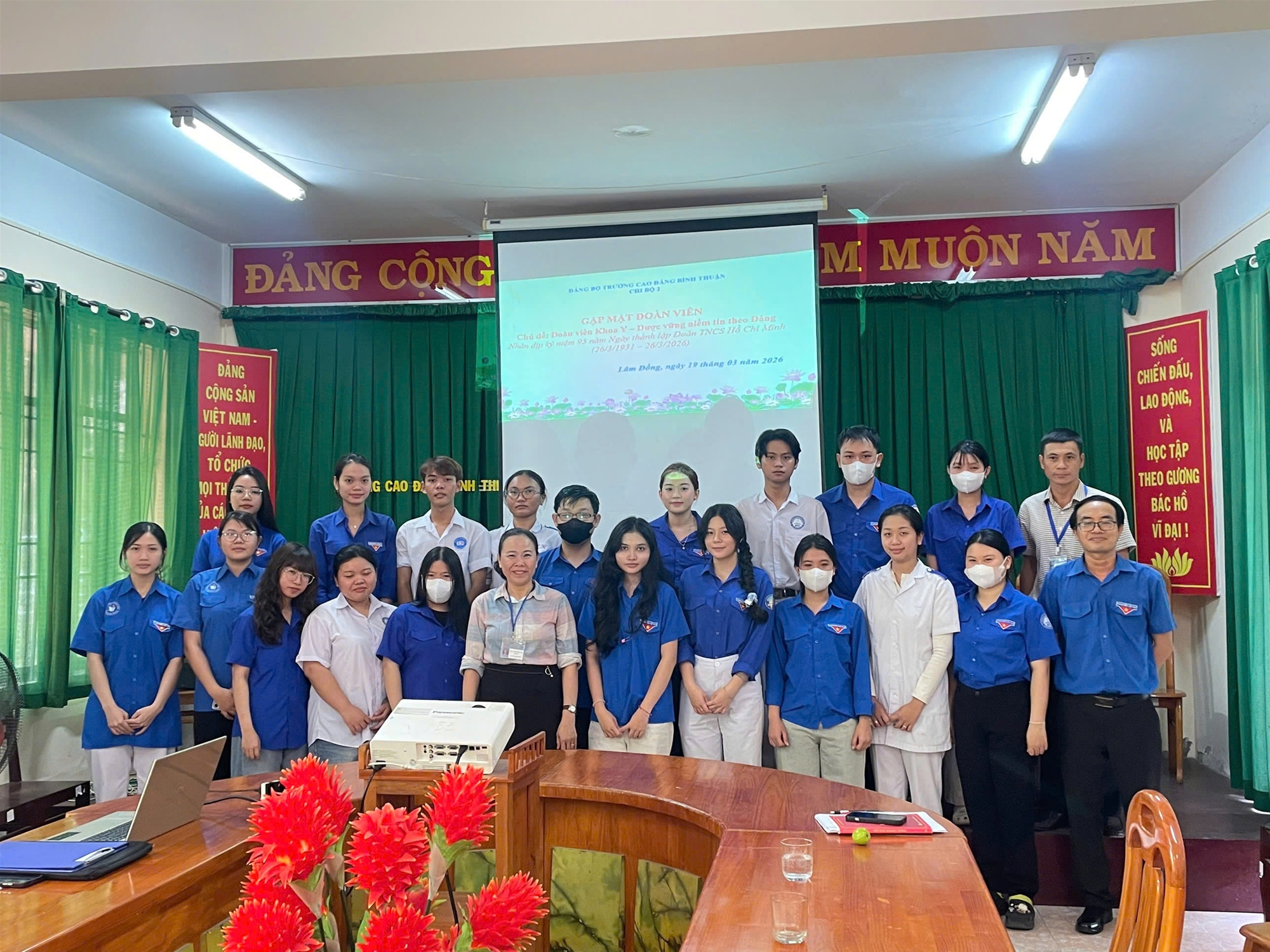 Chi ủy Chi bộ 2 gặp mặt đoàn viên ưu tú Khoa Y – Dược nhân kỷ niệm Ngày thành lập Đoàn TNCS Hồ Chí Minh