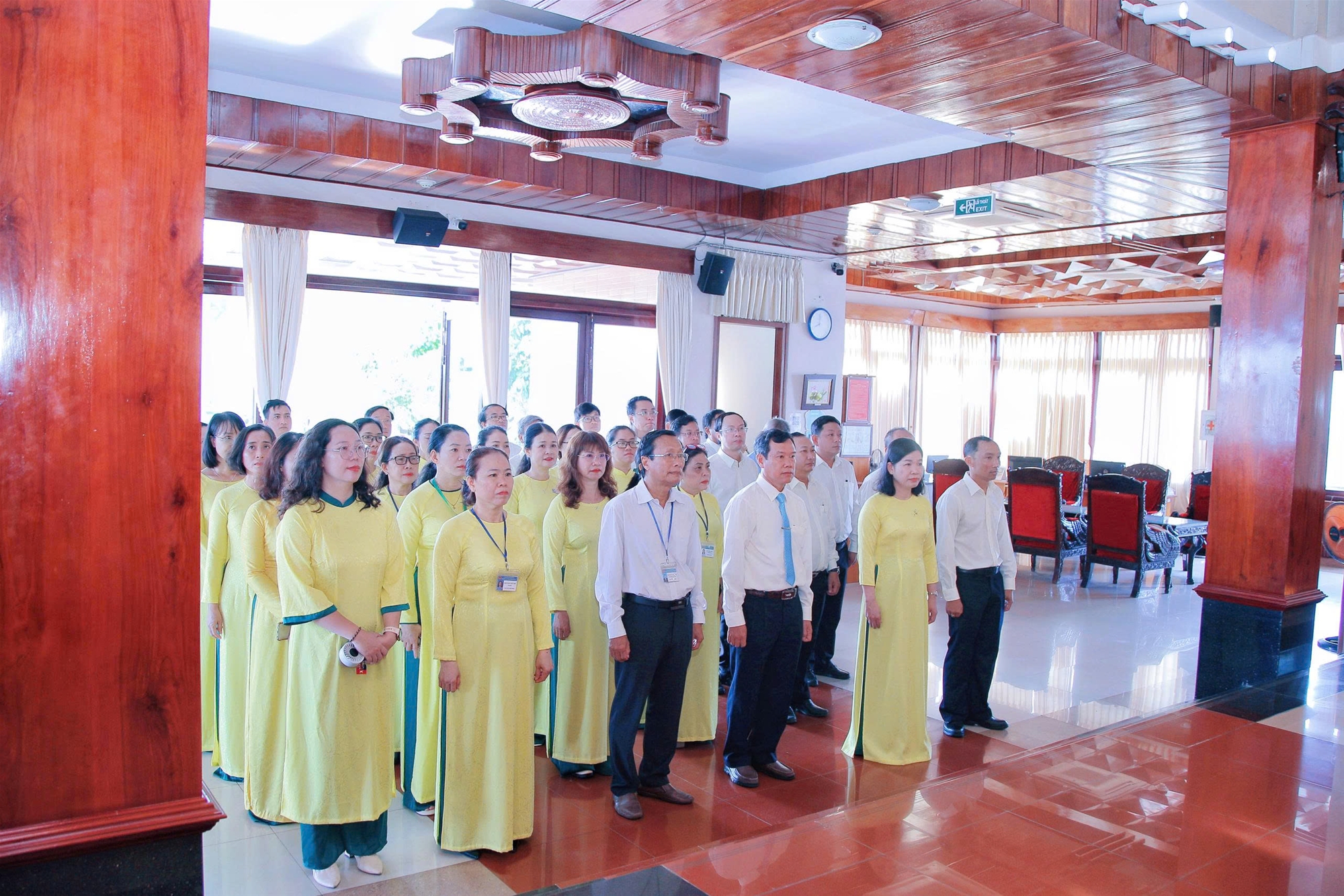 Trường Cao đẳng Bình Thuận dâng hương viếng Chủ tịch Hồ Chí Minh nhân kỷ niệm 136 năm Ngày sinh nhật Bác