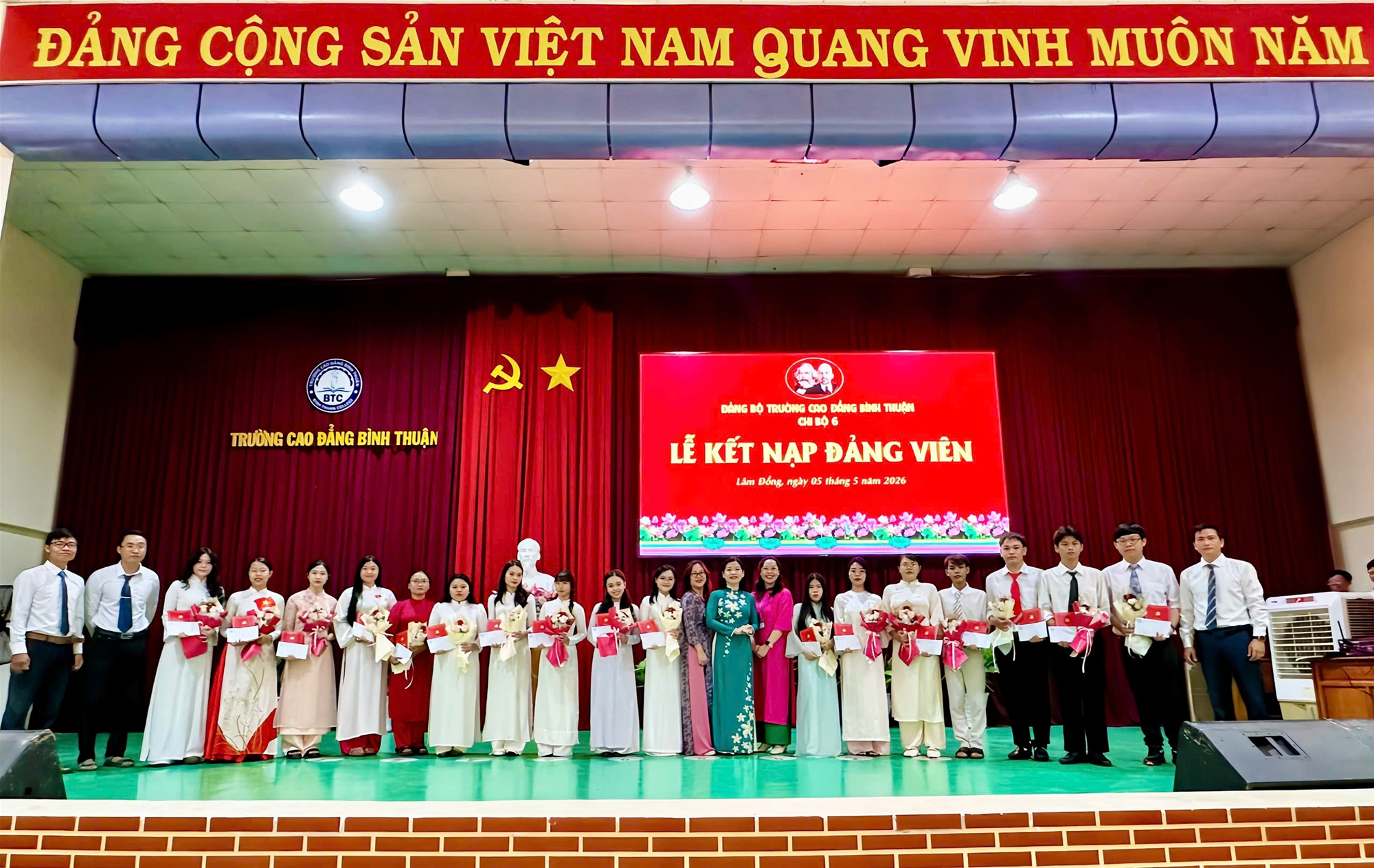 Chi bộ 6 tổ chức Lễ kết nạp đảng viên cho 17 sinh viên ưu tú