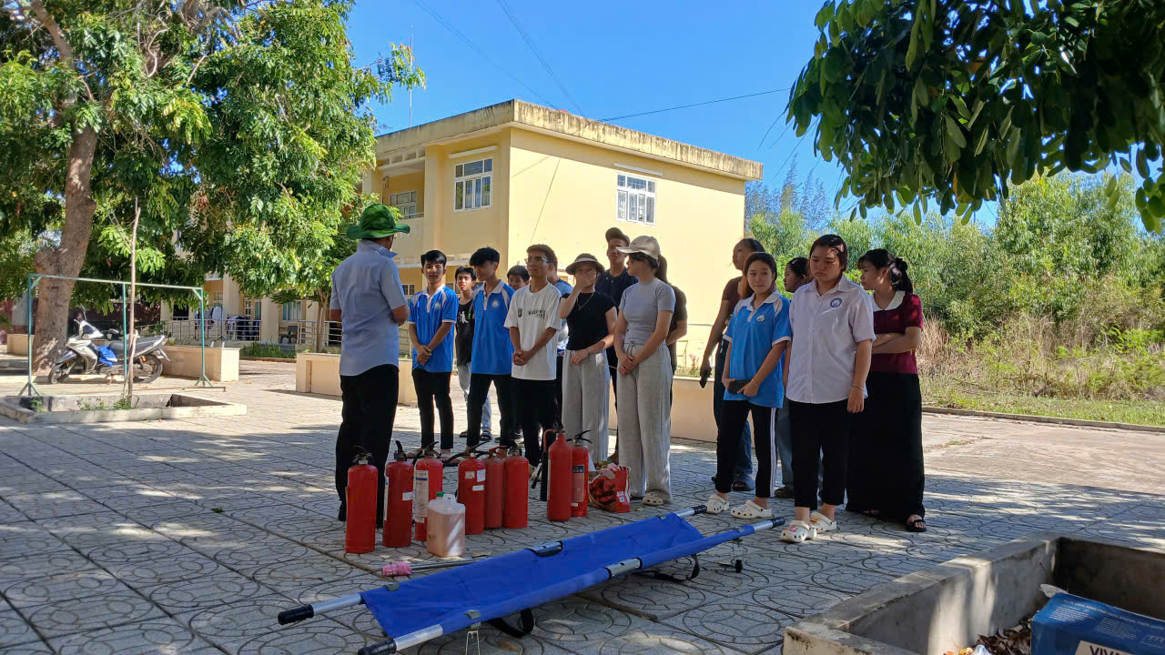Trường Cao đẳng Bình Thuận tổ chức thực tập phương án chữa cháy và phương án cứu nạn, cứu hộ.