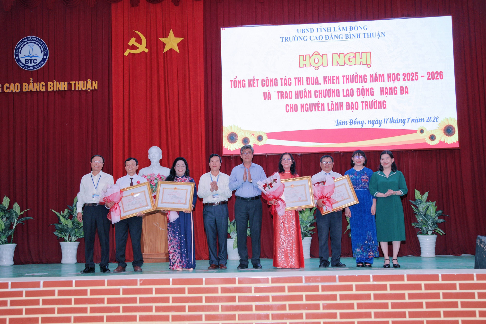 Trao Huân chương Lao động hạng Ba của Chủ tịch nước cho nguyên Lãnh đạo Trường và Hội nghị Tổng kết công tác thi đua, khen thưởng năm học 2025-2026 Trường Cao đẳng Bình thuận