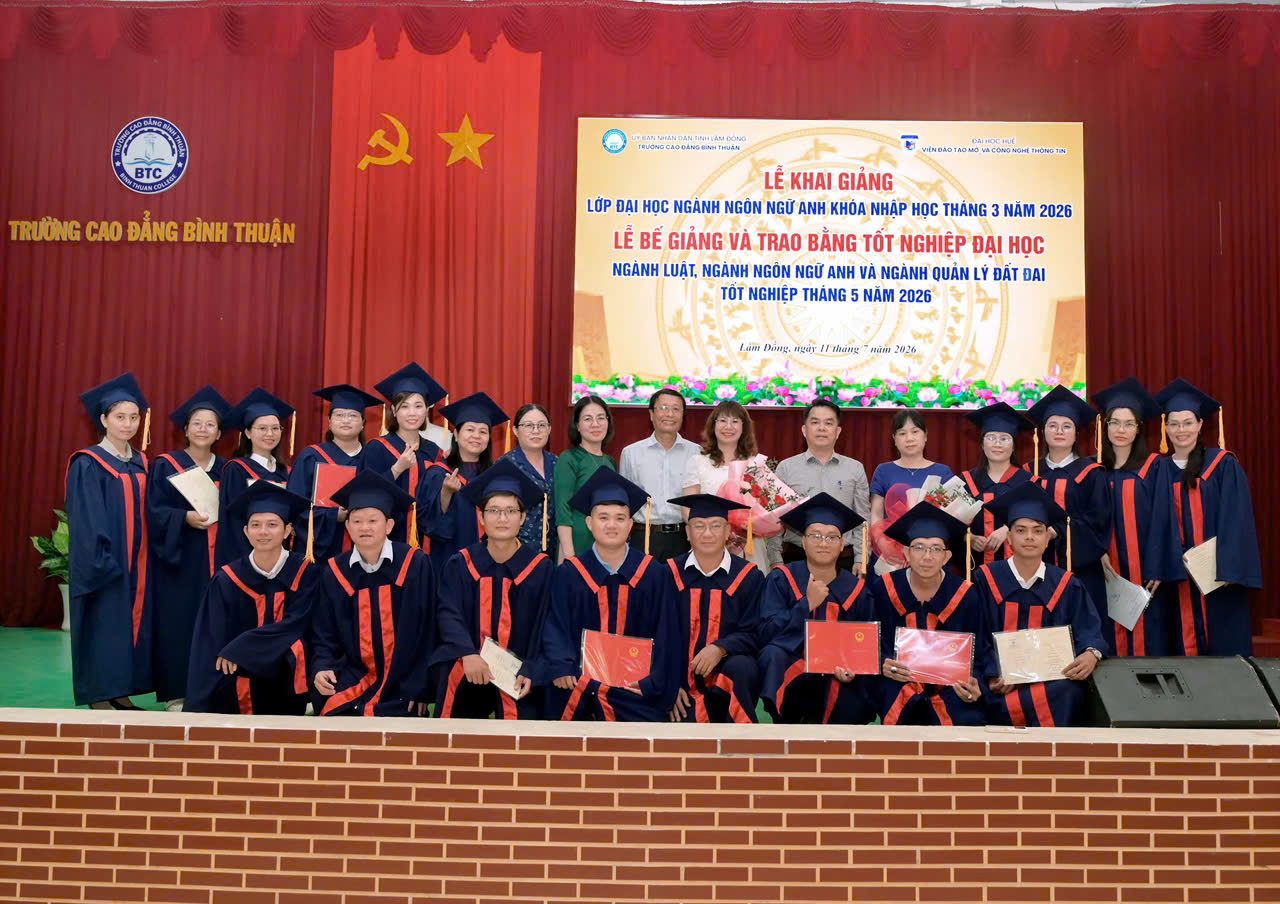 Lễ Khai giảng khóa mới và bế giảng, trao bằng tốt nghiệp đại học các ngành Luật, Ngôn ngữ Anh và Quản lý đất đai hệ từ xa