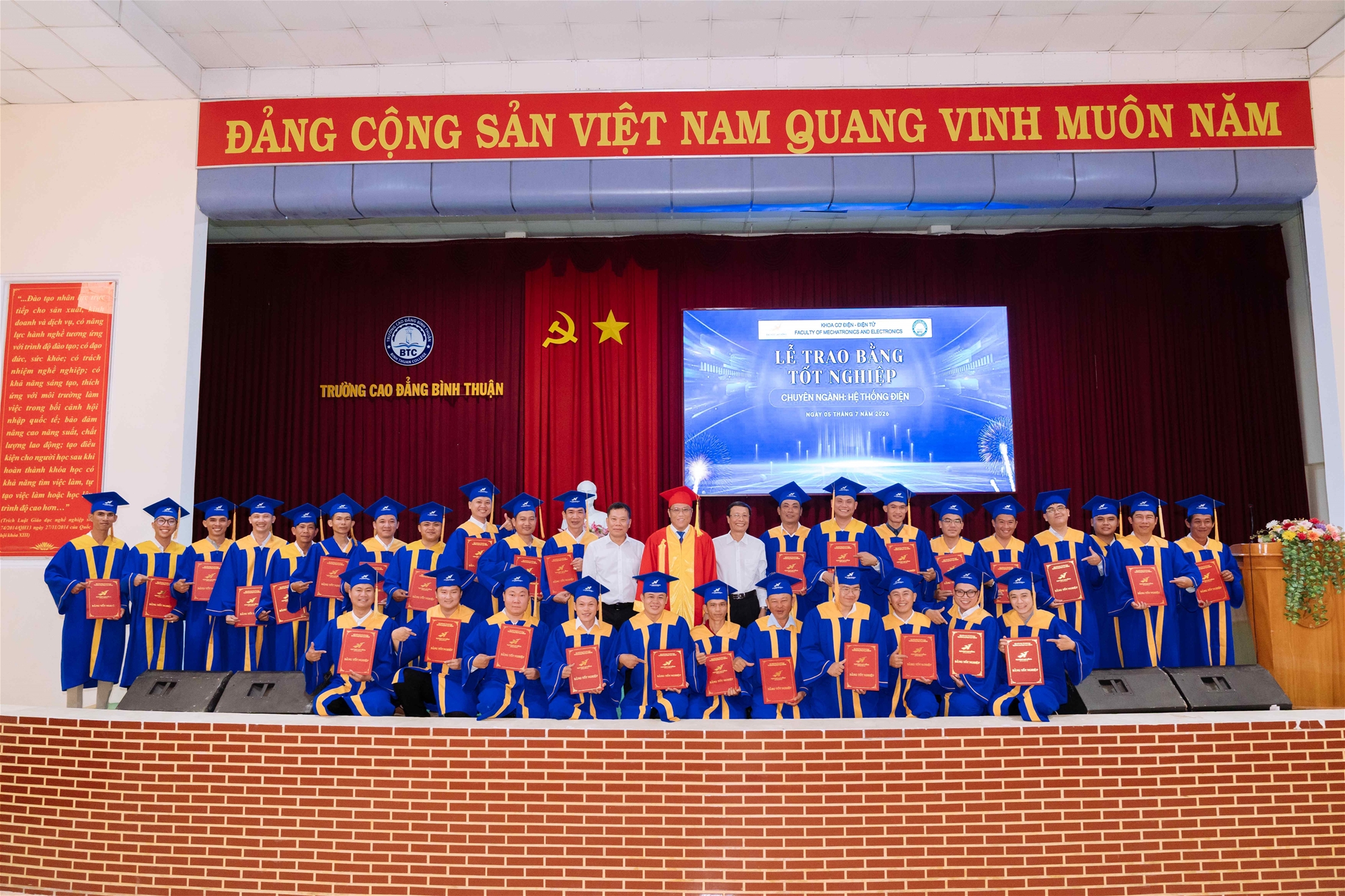 Lễ trao bằng tốt nghiệp ngành Công nghệ  Kỹ thuật Điện – Điện tử