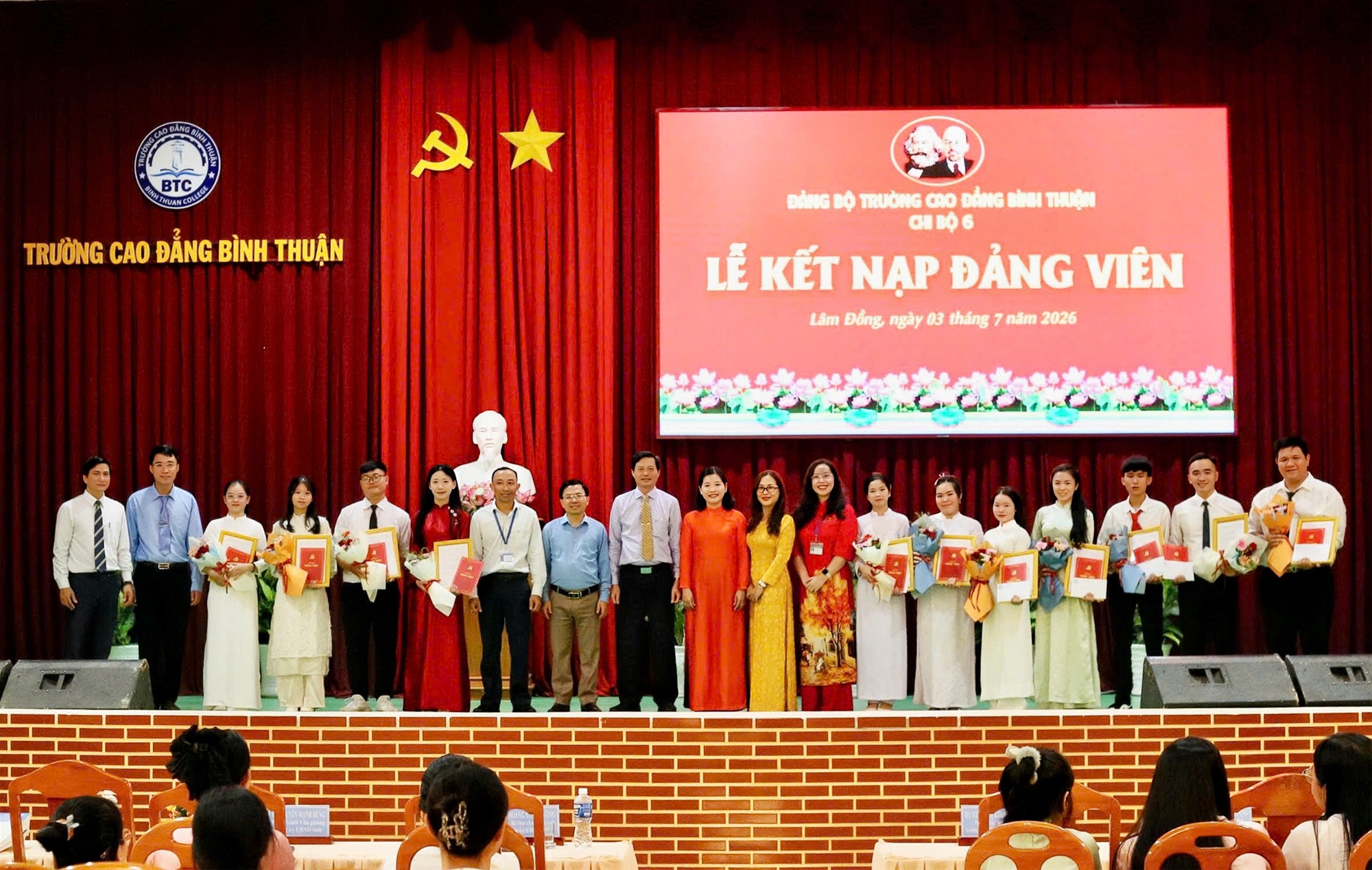 Chi bộ 6 tổ chức lễ kết nạp 11 đảng viên mới là học sinh, sinh viên ưu tú