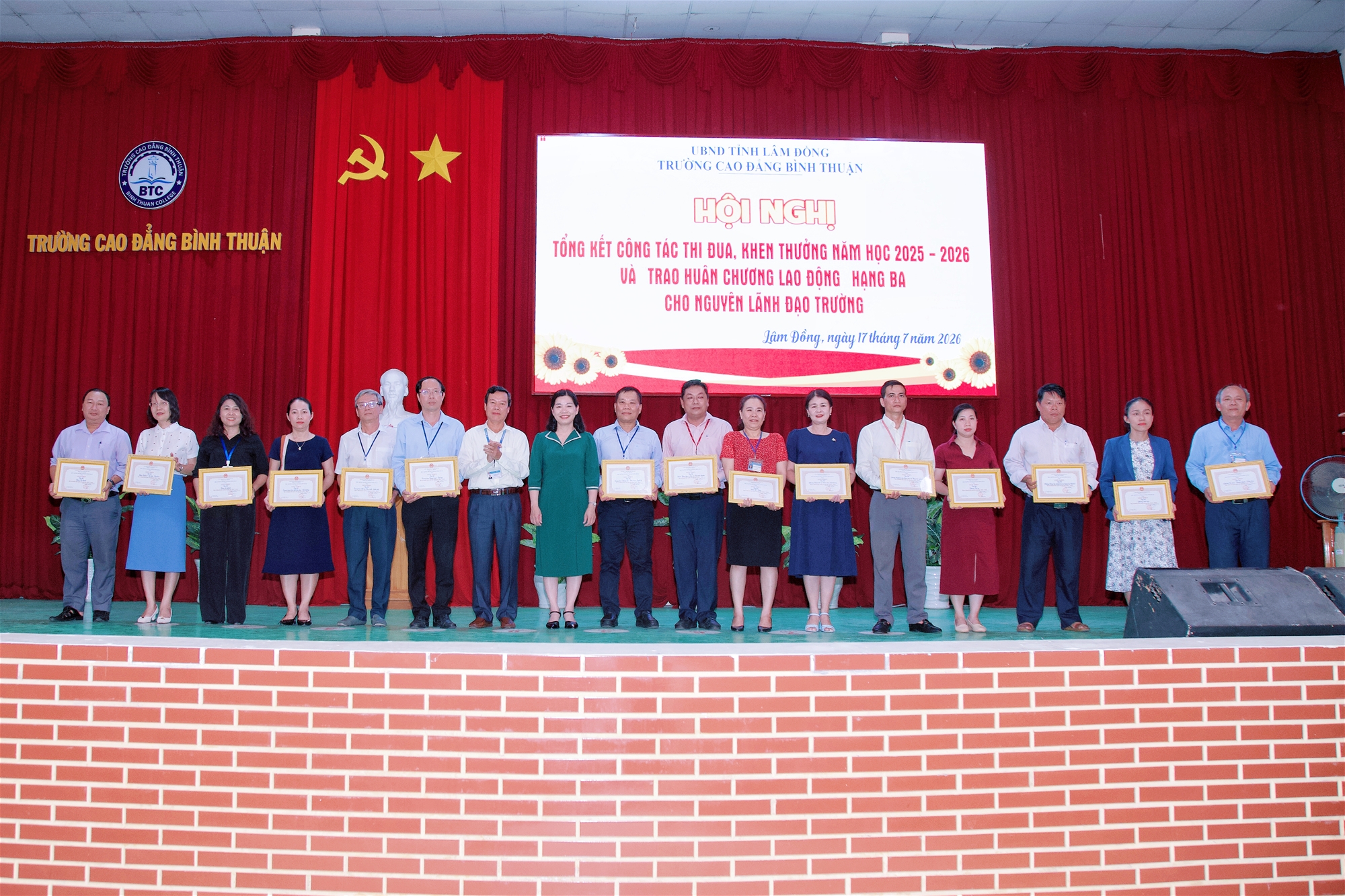 Trao Huân chương Lao động hạng Ba của Chủ tịch nước cho nguyên Lãnh đạo Trường và Hội nghị Tổng kết công tác thi đua, khen thưởng năm học 2025-2026 Trường Cao đẳng Bình thuận
