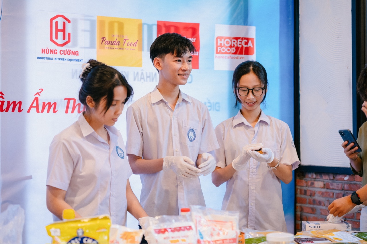 Học sinh - sinh viên Khoa Kinh tế - Du lịch - Văn hóa  trải nghiệm làm bánh trung thu tại Workshop “Hương trăng hội tụ” 