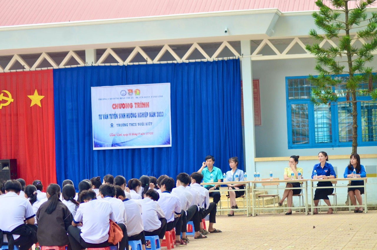 Trường Cao đẳng Bình Thuận phối hợp với Huyện Đoàn Tánh Linh tổ chức chương trình tư vấn hướng nghiệp, tuyển sinh và phân luồng học sinh sau tốt nghiệp THCS tại điểm Trường THCS Suối Kiết
