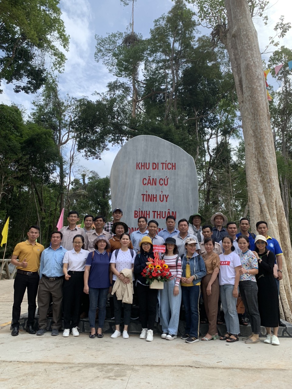 Chi bộ 7 tham gia sinh hoạt về nguồn tại Sa Lôn, Đông Giang, Hàm Thuận Bắc